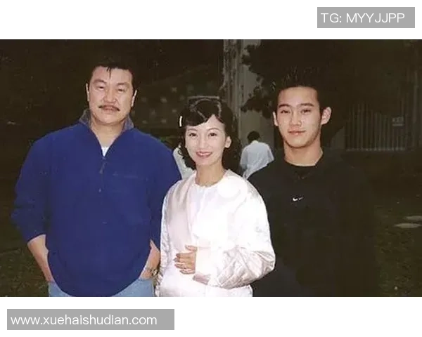 足球巨星与家人温馨合影展现家庭幸福生活的幕后故事